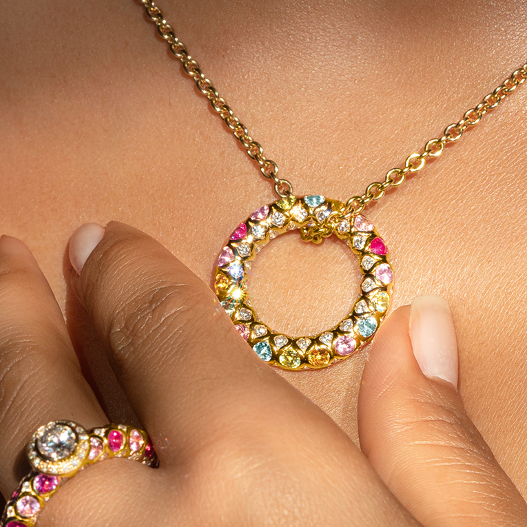 Verschieden farbige Edelsteine setzen moderne Akzente