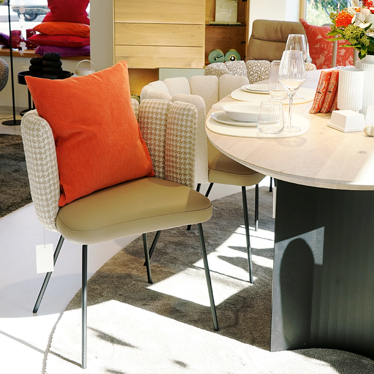 Die großen Fenster durchfluten den Eingangsbereich mit Tageslicht.