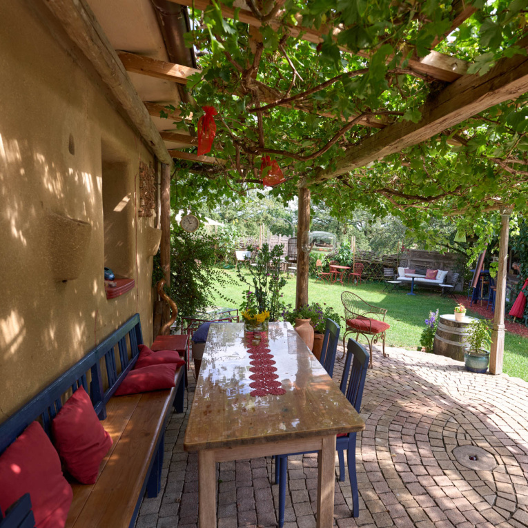 Bei gutem Wetter den Tag mit einem leckeren Frühstück auf der Terrasse beginnen - was könnte es Schöneres geben.