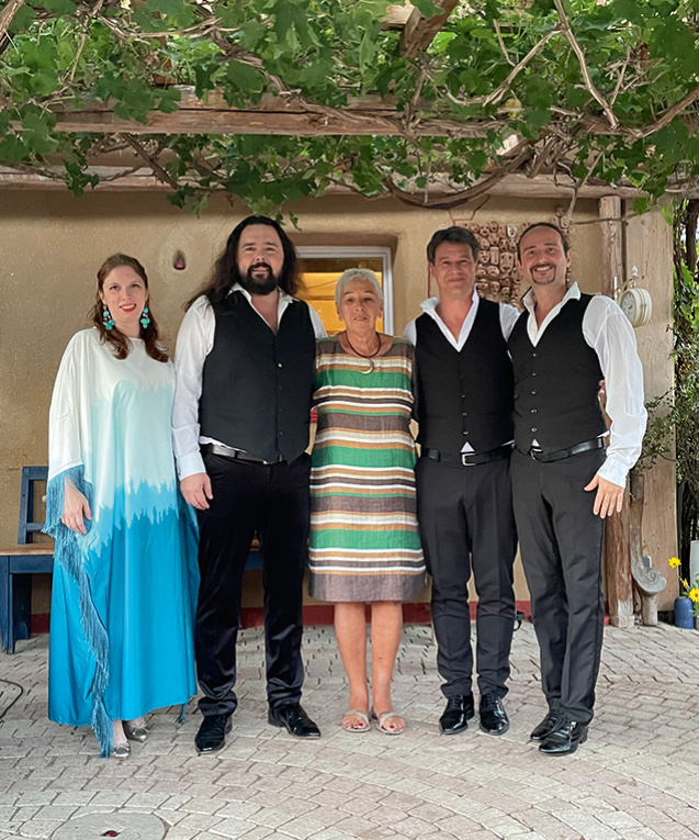 Gastgeberin Marion Rohr mit Sopranistin Jasmin von Brünken und den jungen Tenören bei einer der vielen stimmungsvollen Veranstaltungen