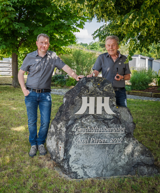 Inhaber Axel Pieper (links), der 2016 seinen einstigen Lehrbetrieb von Gründer Helmut Herrmann (rechts) übernommen hat.