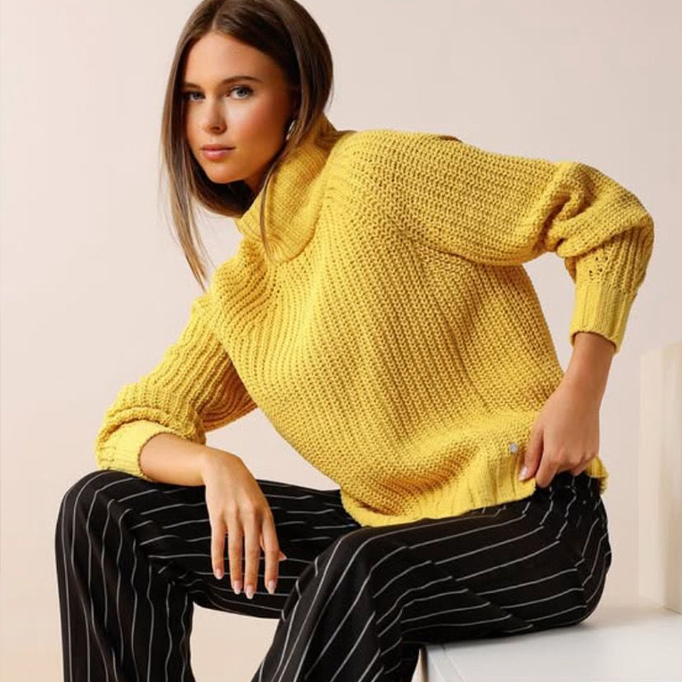 600 Quadratmeter voller Wintermode im Mode-Treff in Kronach: Jacken, Pullis, Westen, Mäntel, Hosen, Röcke, Kleider, Schals, Accessoires und, und, und. Da schlägt das Modeherz höher und alles live zum Anprobieren. Wintershopping in Kronach.