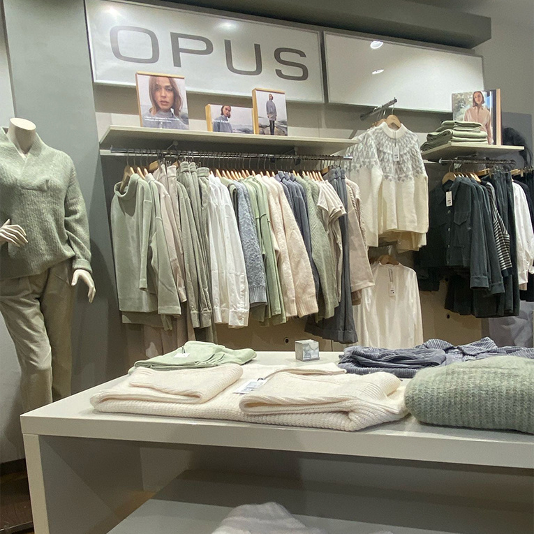 Der Mode.Treff ist die richtige Adresse für sportive, feminine Marken, führt aber ebenso eine breite Auswahl großer Größen.