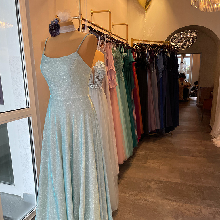 Festliches und Halbfestliches für die ganze Hochzeitsgesellschaft, den Zauber der Ballnacht oder die ­Businessfrau, die etwas Wertiges sucht.