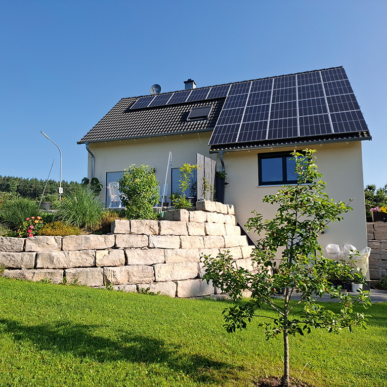 Einfamilienhaus und Außenanlagen mit Wohlfühlfaktor: Schlüsselfertig Bauen mit klaren Strukturen und ehrlicher Beratung