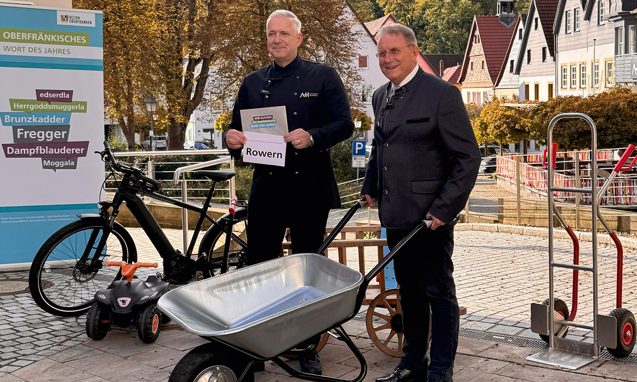 Bei der Verkündung des Oberfränkischen Wort des Jahres in Wirsberg: Bezirkstagspräsident Henry Schramm (re.) und Sternekoch Alexander Herrmann (li.)