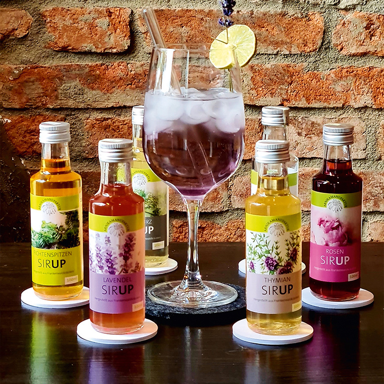 Bunte Cocktailkreationen versüßen den Abend.