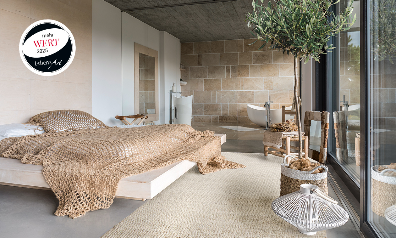 Natürlich wohnen heißt, Materialien zu wählen, die Wärme ausstrahlen und dem Raum Gelassenheit schenken.