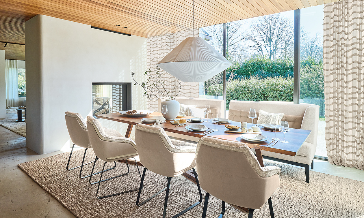 Behaglich wohnen mit JAB Anstoetz: Die Kollektion Cosy Living schafft natürliche Leichtigkeit in eleganter Umgebung.