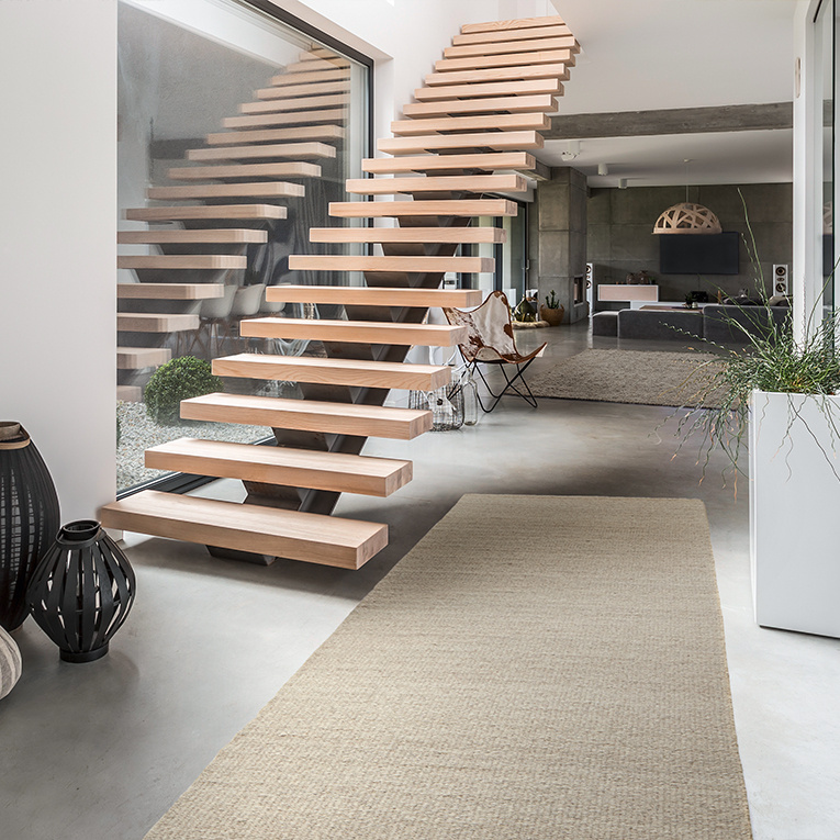 Reduzierte Formen, natürliche Struktur: Teppich Creek aus der Serie Calma bringt Ruhe in moderne Wohnräume.