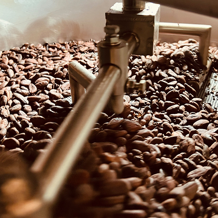 Der Röstvorgang der Kakaobohnen.