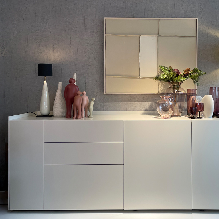 „CASE“ ist ein cleveres Schranksystem mit wahlweise überstehenden Seiten und variablen Fronten.