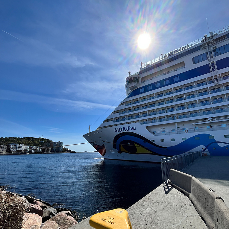 Reiseerlebnisse zum Greifen nah: Ein Blick auf die AIDA, wie ihn Kreuzfahrtfans lieben.