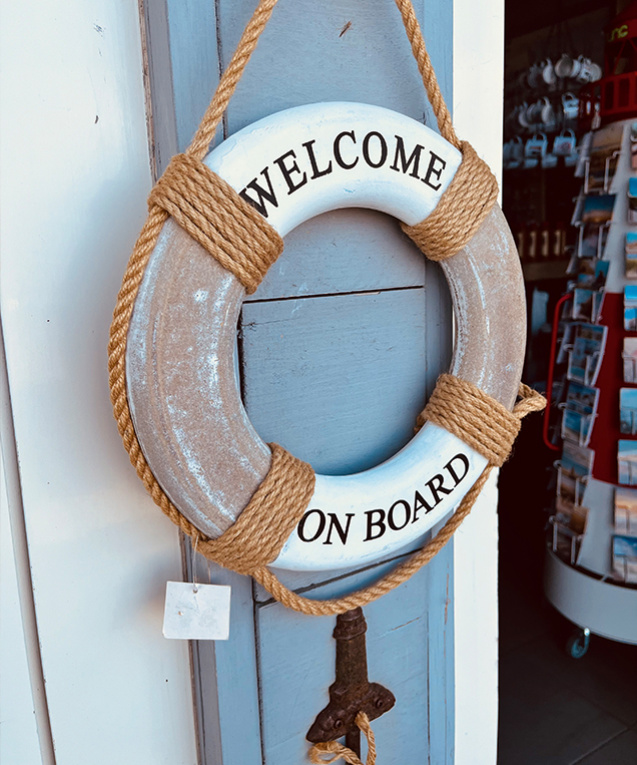 Ein kleines Symbol für große Urlaubsfreude: Die Einladung, neue Reisen zu entdecken.