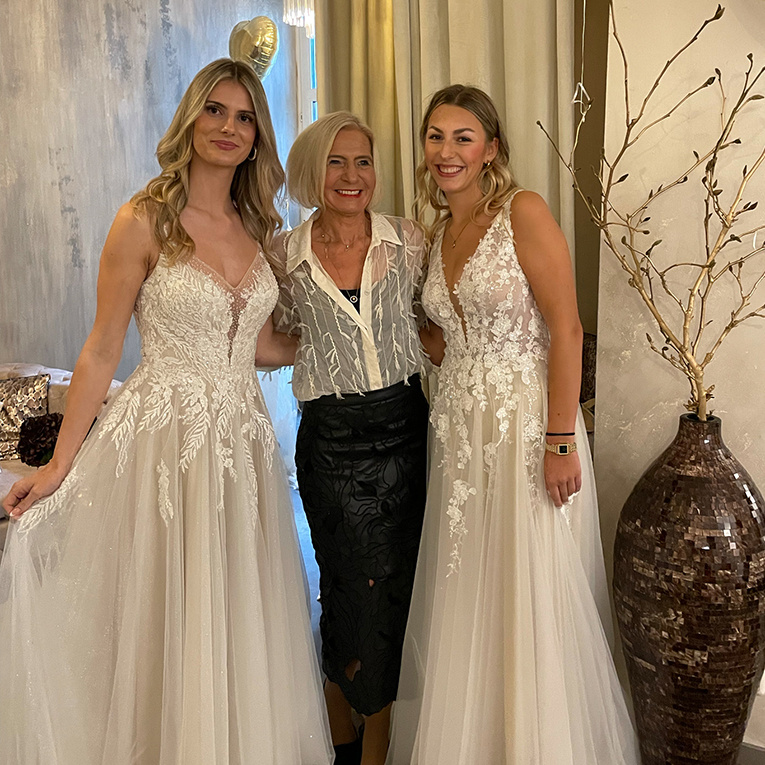 Sonja Hoier und ihre Modells bei der Eröffnung: Mode, die bewegt – mit feinem Designgefühl und viel Liebe zum Detail.