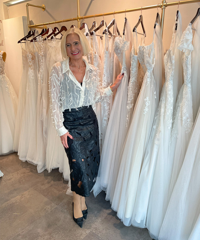 Zwischen feinen Stoffen und filigranen Spitzenmustern: Sonja Hoier begleitet jede Braut persönlich auf dem Weg zu ihrem perfekten Kleid.