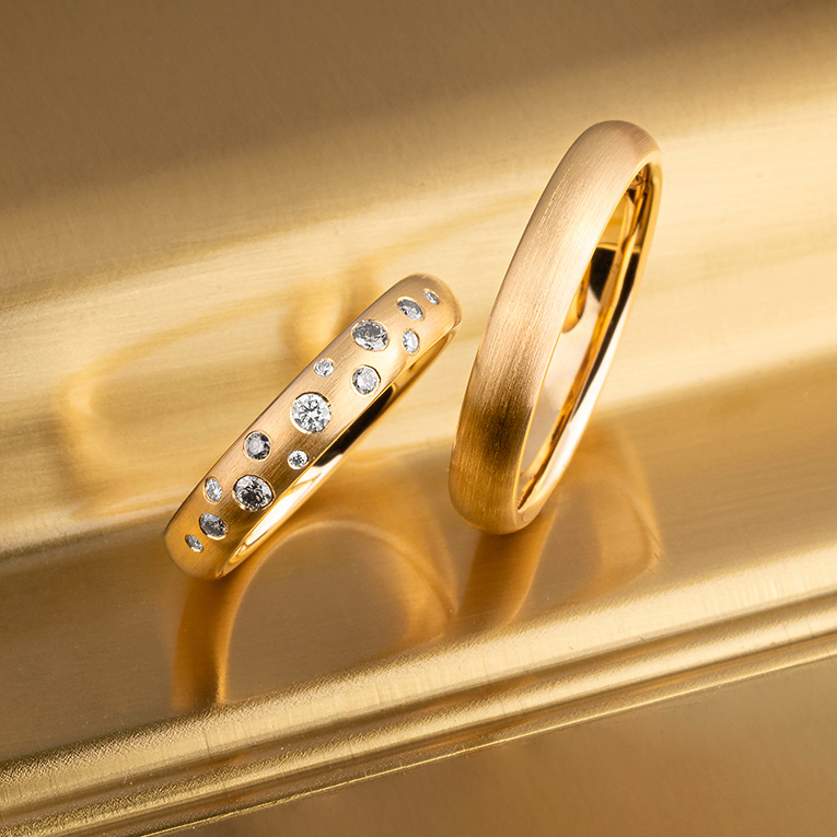 ... hinzu zeitlosen Trauringen mit funkelnden Steinen – jedes Stück erzählt seine eigene Geschichte.