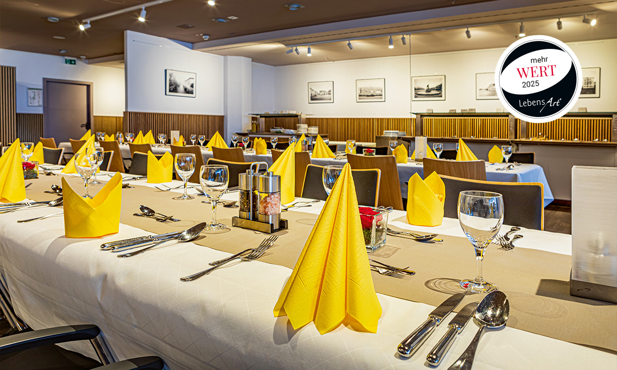 Der festlich gedeckte Saal.