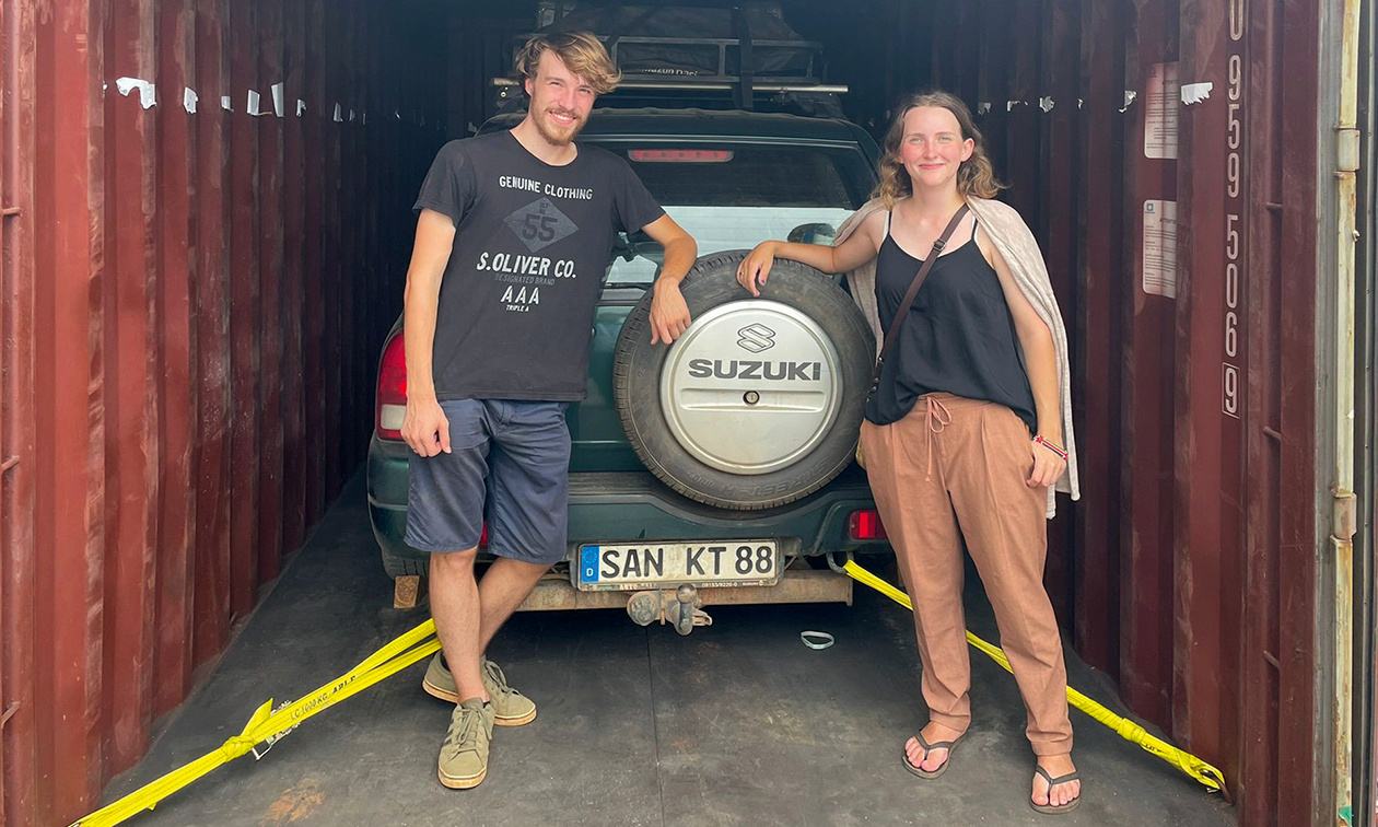 Mit dem eigenen Auto durch Afrika: Tim und Franzi haben ihren Suzuki für die Reise umgebaut – auch um darin übernachten zu können. Hier im Hafen von Mombasa wurde das Fahrzeug zur Weiterreise in den Oman verschifft wird.