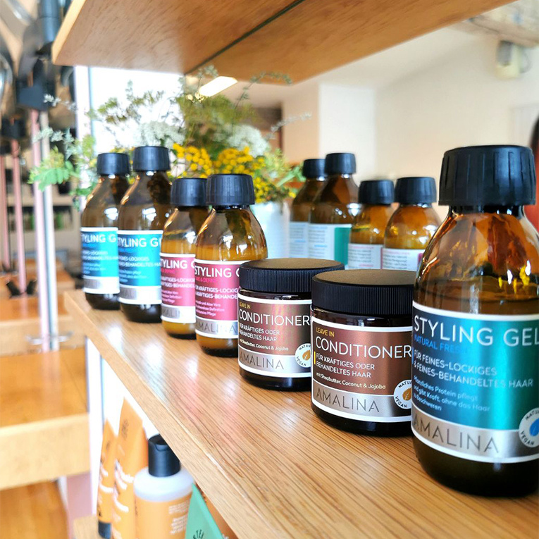 Verschiedene Produkte der eigenen Natur-Linie Amalina.
