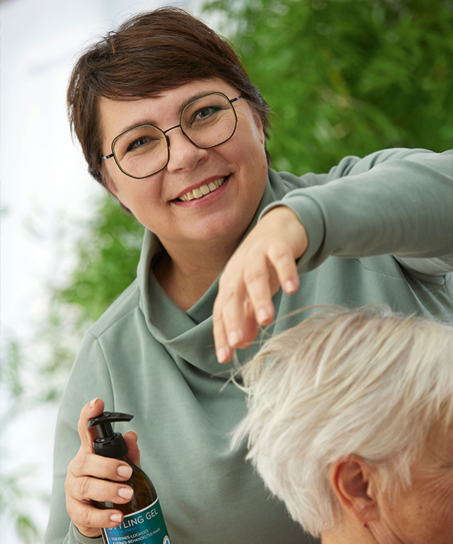 Friseurmeisterin Birgit Herdin, die ihre eigenen Natur-Haarpflege und Styling-Produkte unter dem Label Amalina entwickelte.