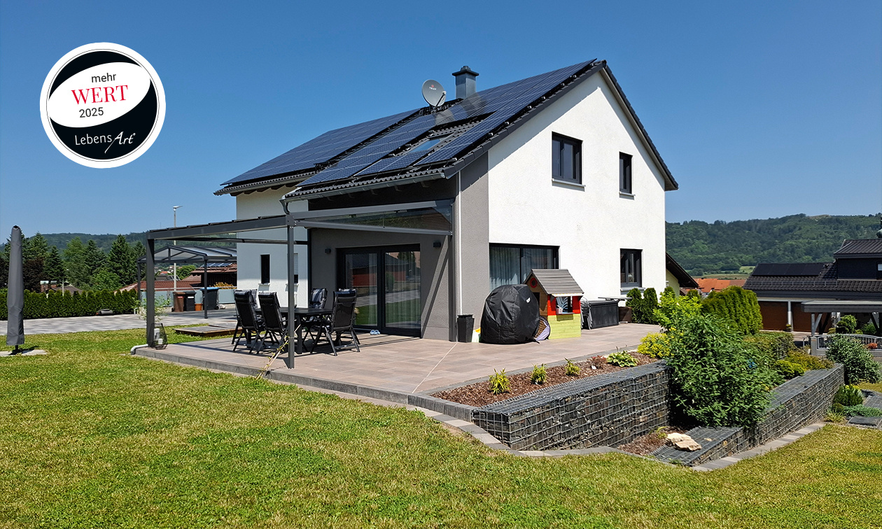 Mit energieeffizienter Bauweise, Photovoltaikanlage und klarer Formensprache steht dieses Wohnhaus für die Philosophie von HH Wohnbau: Qualität, Beständigkeit und Vertrauen.