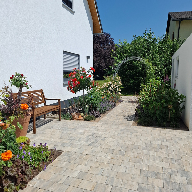 Liebevoll gestaltete Wege und Pflanzflächen.