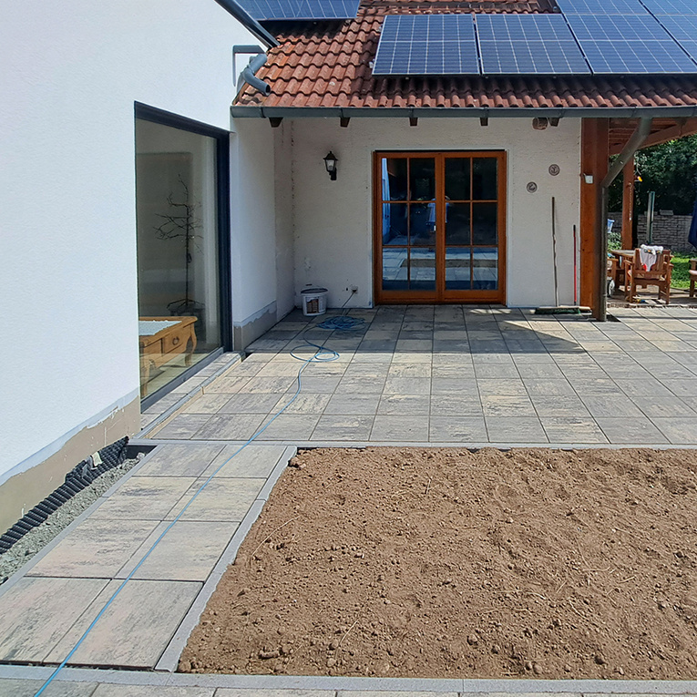 Moderne Technik und erfahrene Hände schaffen Wohnräume und Außenanlagen mit Bestand.