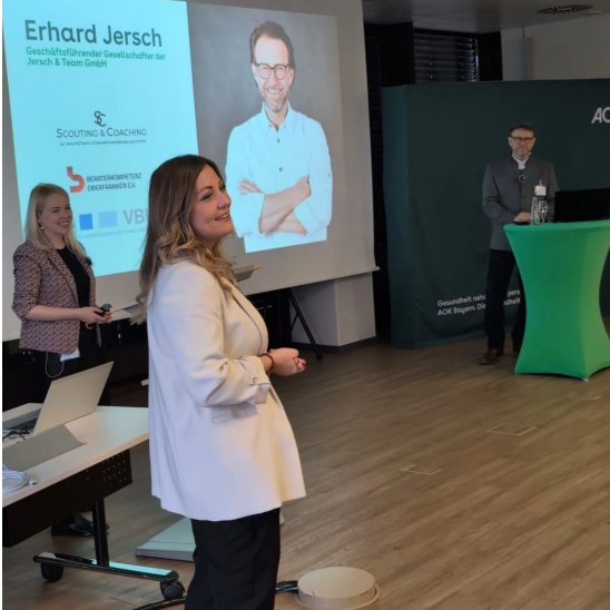 vorne Melanie Heinlein-Lodes (Direktorin AOK Bayreuth-Kulmbach), links Diana Grillmeier (Geschäftsführerin von evolWing® GmbH), rechts Erhard Jersch (Scouting & Coaching by Jersch & Team GmbH)