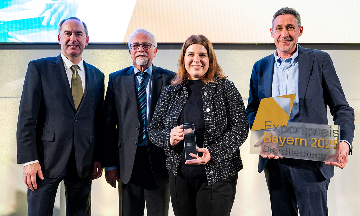 Auszeichnung für Spitzenleistung: v.l.n.r.: Staatsminister Hubert Aiwanger, Walter Kottke und Tochter Daniela Kottke (beide Geschäftsführer Bühnenplanung Walter Kottke Ingenieure), Laudator Dr. Christian Haug (Geschäftsführer der Startup Factory Int