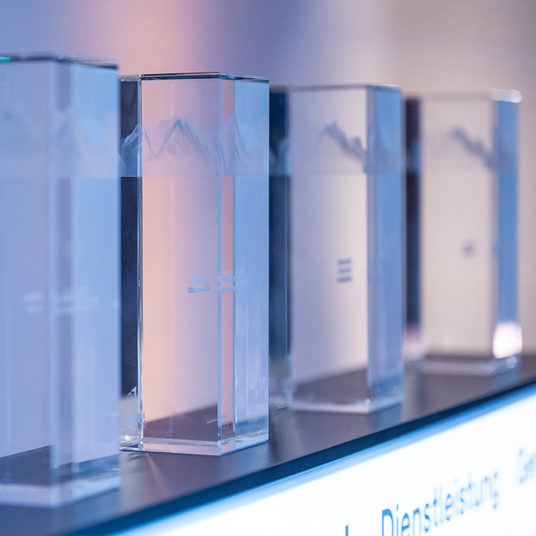 Symbol für unternehmerische Exzellenz: Die begehrten Exportpreis-Trophäen, die an herausragende bayerische Betriebe vergeben wurden.