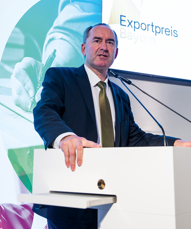 Wirtschaftsminister Hubert Aiwanger würdigt die Gewinnerinnen und Gewinner des Exportpreises Bayern 2025 im Rahmen der offiziellen Verleihung in München.