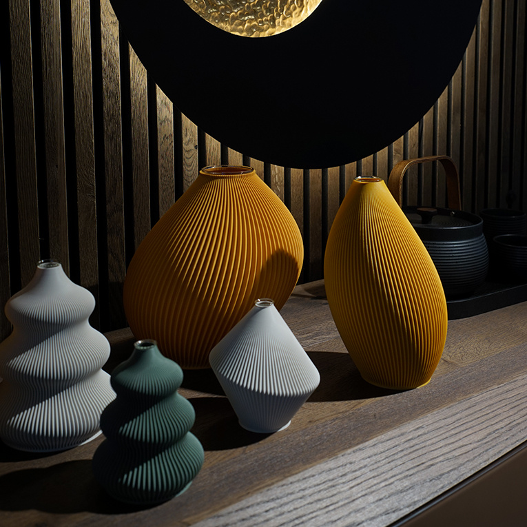 Die außergewöhnlichen Vasen von Recozy setzen farbenfrohe Akzente und vereinen innovative Fertigung mit zeitloser Formensprache.