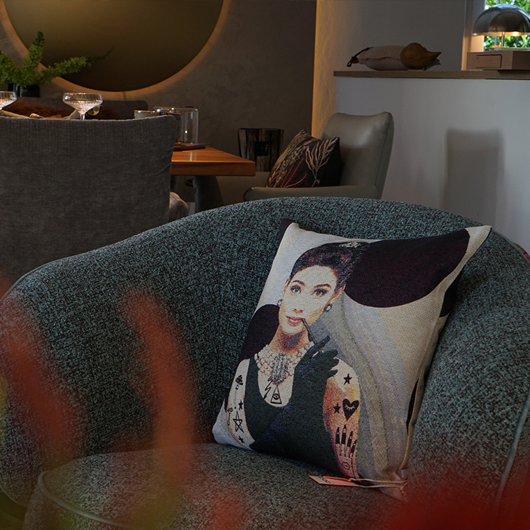 Die neuen Kissen von PAD werden zum echten Hingucker – ein farbstarkes Detail, das jedem Wohnraum Persönlichkeit verleiht.
