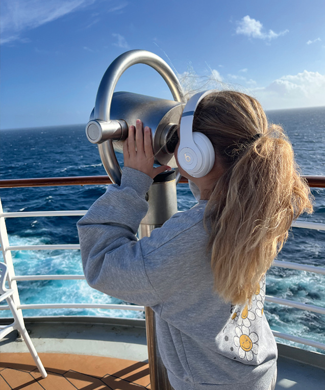 Staunen erlaubt: An Bord gibt es für kleine Entdecker viel zu sehen . Das Meer immer im Blick, die Neugier an erster Stelle.