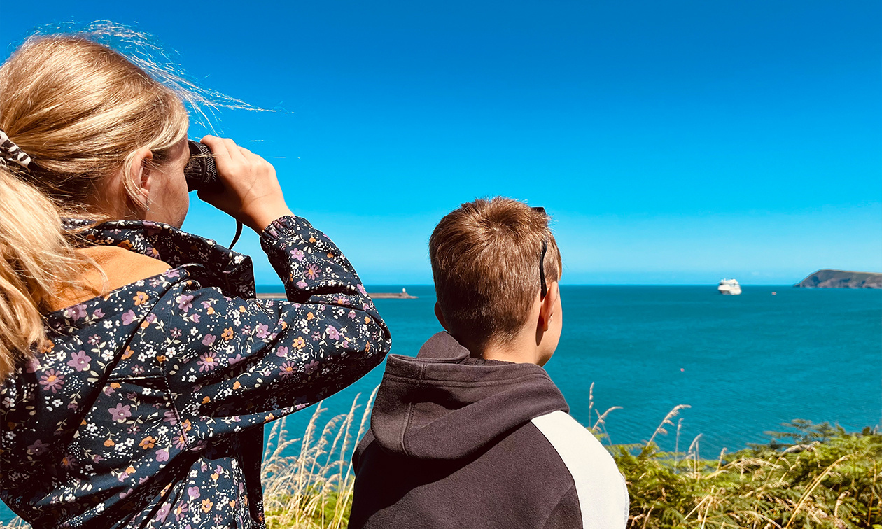 Gemeinsam entdecken: Kreuzfahrten eröffnen auch für Kinder neue Perspektiven. Vom ersten Schiff am Horizont bis zum großen Abenteuer Meer.