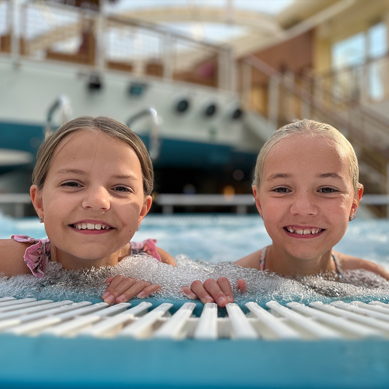 Wasserspaß für jedes Alter: Pools, Spielbereiche und sichere Badezonen machen Kreuzfahrten zu echten Familienlieblingen.