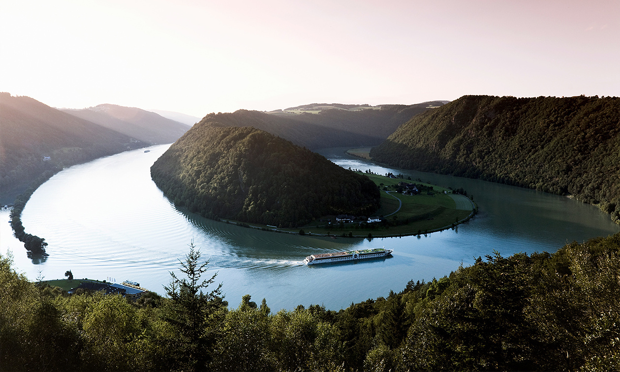 Entschleunigung pur: Sanft gleitet das Schiff durch eine der schönsten Flussschleifen Europas.
