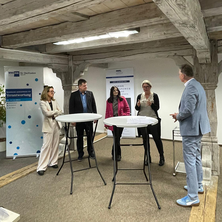 Diskussionsrunde der Winterakademie: Impulse und Perspektiven rund um das Bild von Unternehmertum in der Öffentlichkeit. V. l. n. r.: Carolin Schuberth, Prof. Markus Kaiser, Ina Medick, Dr. Petra Beermann, Moderator Matthias Will