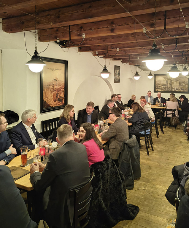 Netzwerken in entspannter Atmosphäre: Der persönliche Dialog setzte sich nach dem offiziellen Teil bei Gesprächen und Begegnungen in der Kulmbacher Kommunbräu fort