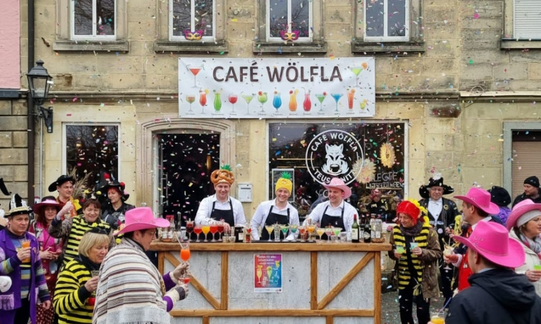 Zum Faschingsumzug in Teuschnitz können Sie sich an der Außenbar des Café Wölfla ein leckeres Getränk gönnen