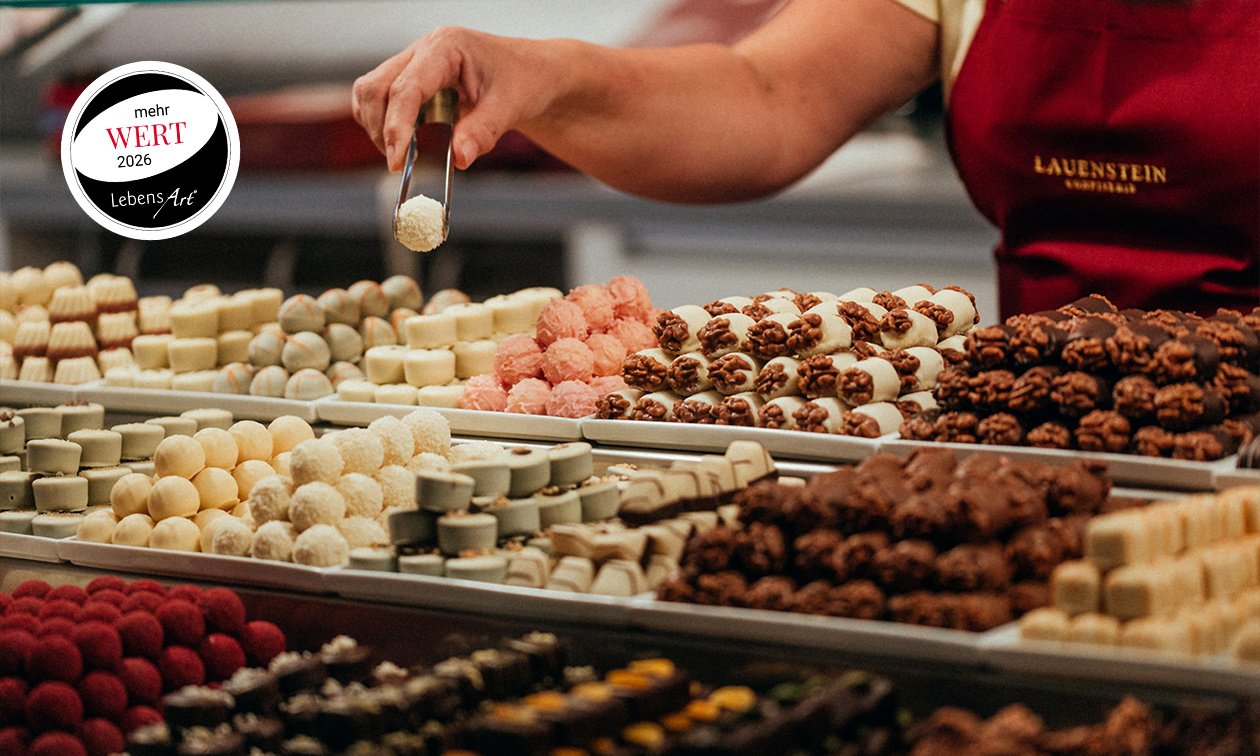 Feinste Handarbeit: Pralinen entstehen in der Manufaktur mit Liebe zum Detail.