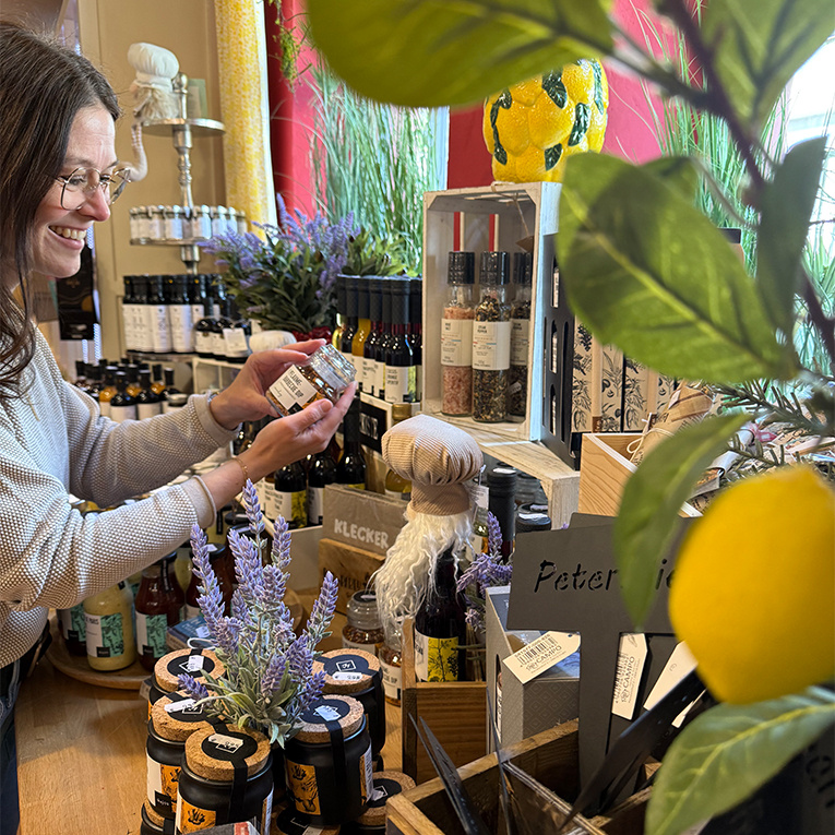 Mehr als Schokolade: Im Werksverkauf trifft Confiseriekunst auf feine Spezialitäten.