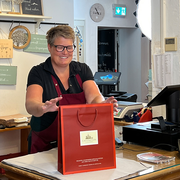 Genuss zum Mitnehmen: Im Werksverkauf werden süße Meisterwerke stilvoll verpackt.