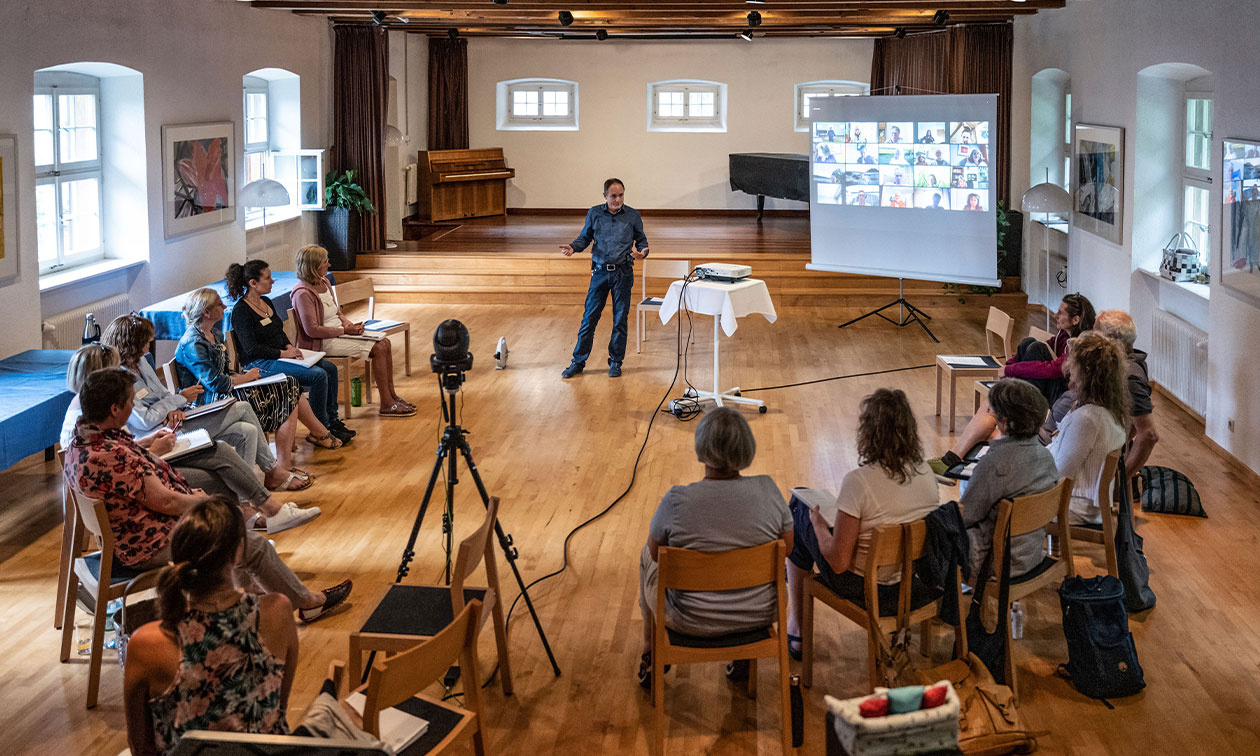 Dr. Norbert Merz im Austausch mit Teilnehmenden eines Seminars – im Mittelpunkt steht ein erweitertes Verständnis von Gesundheit und Regeneration.