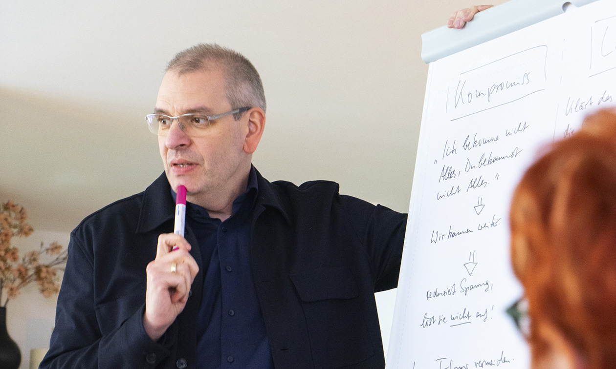 Im geschützten Raum unterstützen Susann und Thomas das Teamgespräch mit feinfühligen Fragen und ordnen das Gesagte ein.