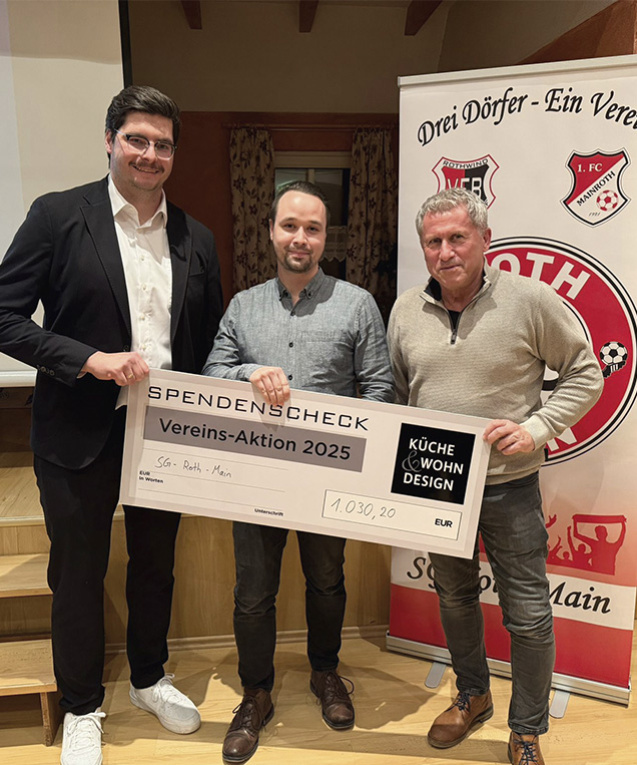 V.r.n.l.: Rudi Grießer und Fabio Turdi übergeben die Vereinsspende an Daniel Vonbrunn vom SG-Roth-Main