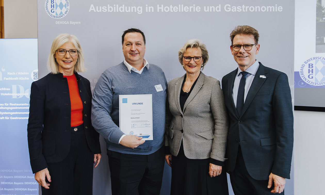 Von links nach rechts: Ulrike Scharf – Bayerische Staatsministerin für Arbeit, Familie und Soziales Markus Zimmer – Geschäftsführer Goldenes Kreuz Coburg & Villa Geyerswörth Bamberg Angela Inselkammer – Präsidentin des Bayerischen Hotel- und G