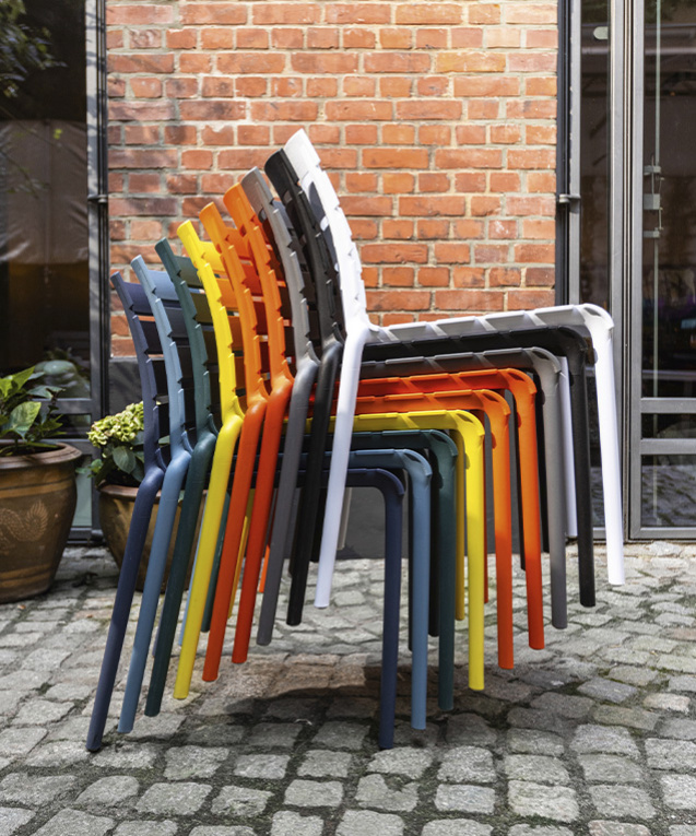 Pflegeleichter Hingucker: Stapelstuhl „Ponza“ von KETTLER. Tisch: Gestell „Cubic“ weiß matt mit Platte „Kettalux-Plus“ weiß aus dem KETTLER Tischsystem.