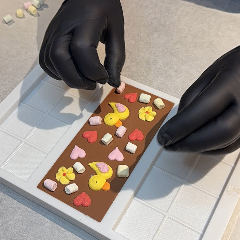 Handarbeit trifft Kreativität: Die individuellen Schokoladen werden in der Lauenstein Confiserie gefertigt.